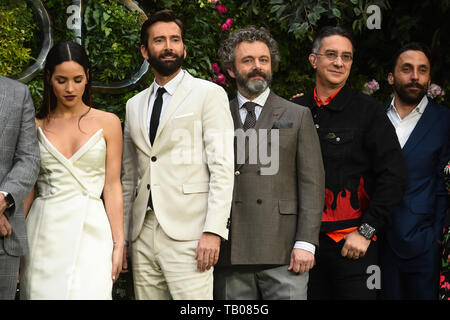 (De gauche à droite) Adria Arjona, David Tennant, Michael Sheen et le producteur Rob Wilkins assistant à la première de bons présages à l'Odeon Leicester Square Luxe, centre de Londres. Banque D'Images