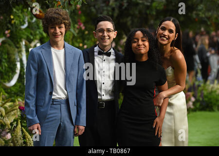 (De gauche à droite) Sam Taylor Buck, Ilan, Galkoff Ris Amma et Adria Arjona assistant à la première de bons présages à l'Odeon Leicester Square Luxe, centre de Londres. Banque D'Images