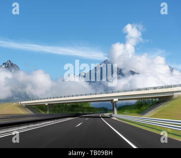 L'autoroute de l'automobile sur l'arrière-plan de montagnes et un pont sur la route. Banque D'Images