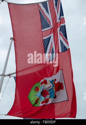 Des Bermudes drapeau au vent, la place du Parlement, Londres, UK célébrant les dépendances de la Couronne et territoires d'outre-mer. Banque D'Images