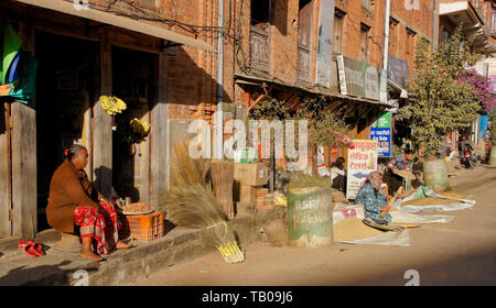 Rue des magasins vendant des produits, de balais, de riz, et des articles divers dans la vieille ville de Dhulikhel, Népal Banque D'Images