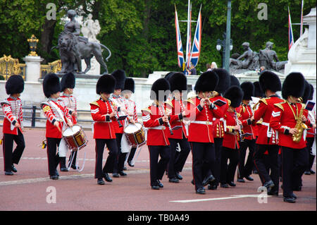 La célébration de l'anniversaire de la reine est le 8 juin. Deux semaines à l'avance une répétition a lieu. Palais Royal Guard's band en face de l'Bucki Banque D'Images