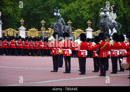 La célébration de l'anniversaire de la reine est le 8 juin. Deux semaines à l'avance une répétition a lieu. Palais Royal Guard's band en face de l'Bucki Banque D'Images