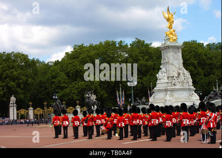 La célébration de l'anniversaire de la reine est le 8 juin. Deux semaines à l'avance une répétition a lieu. Palais Royal Guards marchant devant de la bu Banque D'Images