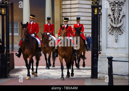 La célébration de l'anniversaire de la reine est le 8 juin. Deux semaines à l'avance une répétition a lieu. Cavaliers Royal en face de l'Buckingham palac Banque D'Images