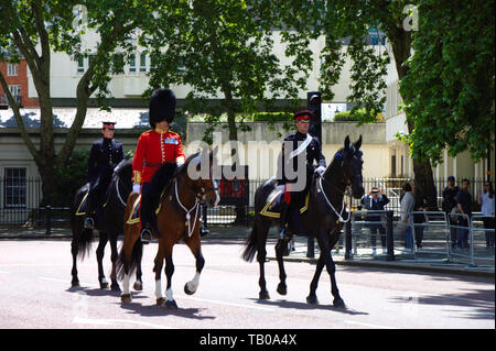 Cavaliers et palace garde à l'avant de la palais de Buckingham. Célébration de l'anniversaire de la reine 2019 répétition. Londres, Royaume-Uni. Banque D'Images