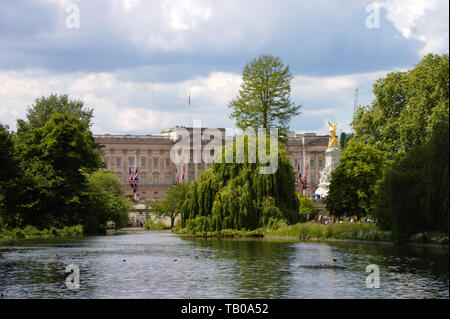 Le palais de Buckingham avec pavillon arboré. La Reine à la maison. London UK. Banque D'Images