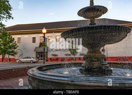Prattville, Alabama/USA-Mai 2, 2019 : KimberLia's restaurant sur Main Street comme vu par la fontaine dans le parc du patrimoine dans le centre-ville de Prattville. Banque D'Images