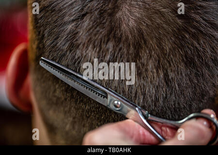 Coupes de cheveux de l'homme principal dans le salon. Ciseaux, Roschetsk close-up. Concept salon de beauté, coupe de cheveux, Banque D'Images