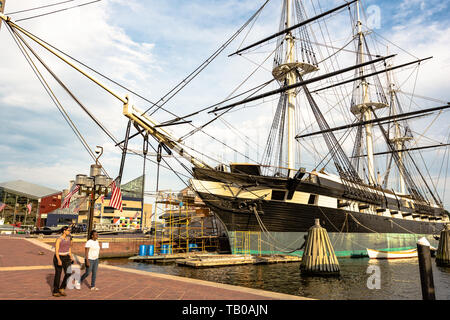Baltimore, Maryland, Etats-Unis - le 11 juillet 2017 : Deux jeunes filles devant l'USS Constellation, l'un de l'historique des navires amarrés dans le port intérieur de Baltimore. Bui Banque D'Images