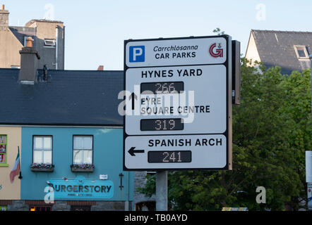 Panneaux de direction à Galway - Galway, Irlande CLADDAGH - 11 MAI 2019 Banque D'Images