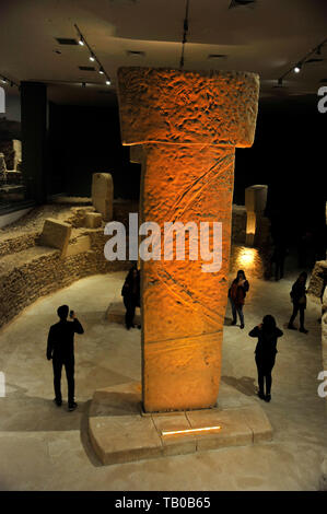 Une reconstitution d'une colonne en pierre sculptée de GOBEKLI TEPE EST EXPOSÉE AU MUSÉE DE SANLIURFA EN TURQUIE. Banque D'Images