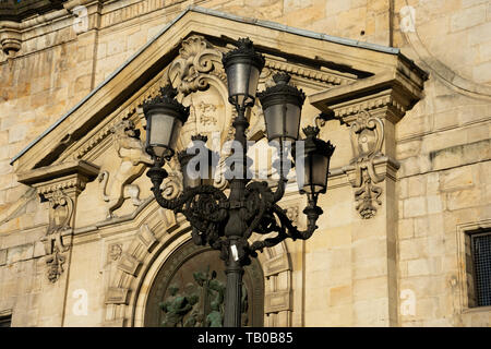 Vieille lampe de rue avec l'église San Nicolas de Bari (Iglesia de San Nicolas) en arrière-plan. Bilbao, Espagne Banque D'Images