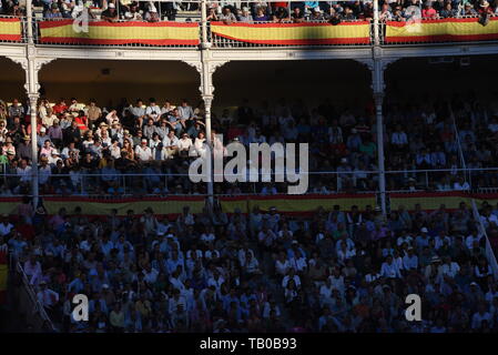 Les personnes sont considérées à regarder la corrida à l'arène de Las Ventas 2019 pendant la fête de San Isidro à Madrid. Banque D'Images