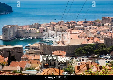 Vue de la ville de Dubrovnik et de cable car prises depuis le mont Srd Banque D'Images