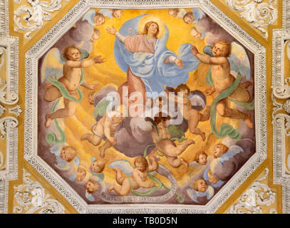 Musso, ITALIE - 8 mai 2015 : la fresque baroque d'Assomption de la Vierge Marie à l'église Sacro Monte della Beata Vergine del Soccorso Banque D'Images