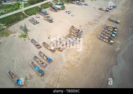 NAMDINH, VIETNAM - le 24 juin 2018 - Les pêcheurs sur la plage d'après la pêche Banque D'Images