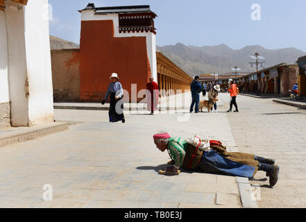 Pèlerins tibétains visiter le monastère de Labrang, dans la province de Gansu. Banque D'Images