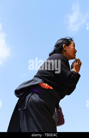 Une femme tibétaine de visiter le monastère de Labrang, dans la province de Gansu. Banque D'Images