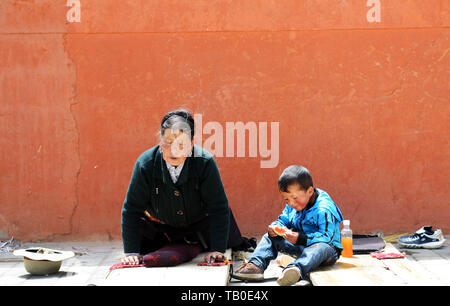 Pèlerins tibétains visiter le monastère de Labrang, dans la province de Gansu. Banque D'Images