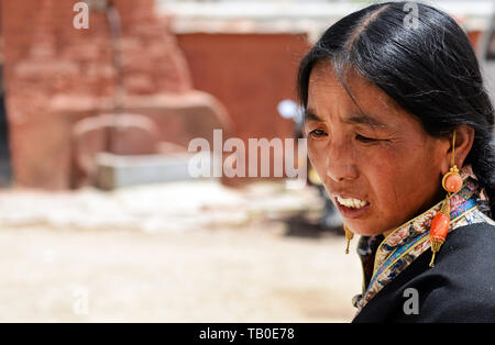 Un pèlerin tibétain monastère Labrang en visite dans la province de Gansu. Banque D'Images