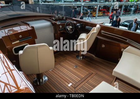 BERLIN - 11 MAI 2019 : Intérieur de yacht à voile Frauscher 1017 GT. 32ème Journée Oldtimer Berlin-brandebourg. Banque D'Images