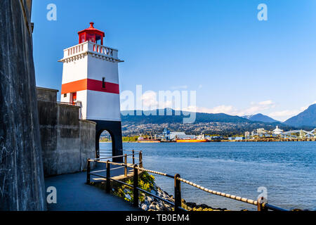 Le phare de Brockton Point sur la célèbre voie digue dans le parc Stanley de Vancouver dans la belle province de la Colombie-Britannique, Canada Banque D'Images