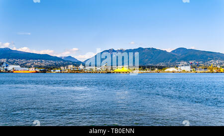 Vue de la rive nord du port de Vancouver avec le Grouse Mountain en arrière-plan. Vue de la Stanley Park Seawall pathway in BC, Canada Banque D'Images