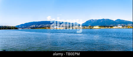 Vue de la rive nord du port de Vancouver avec le Grouse Mountain en arrière-plan. Vue de la Stanley Park Seawall pathway in BC, Canada Banque D'Images