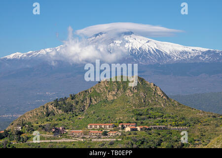 Taormina - le Mt. L'Etna au cours de la sicilienne. Banque D'Images