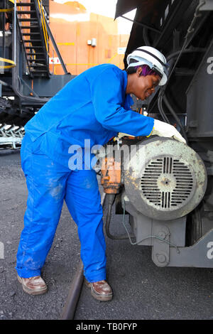 Johannesburg, Afrique du Sud - 12 Avril 2012 : appareil de contrôle technicien à la combustion du charbon Power Station Banque D'Images