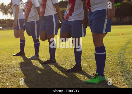 Équipe de joueuses de soccer faisant exercice d'échauffement sur le terrain Banque D'Images