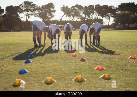 Équipe de joueuses de soccer faisant exercice d'échauffement sur le terrain Banque D'Images