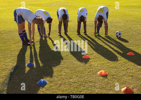 Équipe de joueuses de soccer faisant exercice d'échauffement sur le terrain Banque D'Images