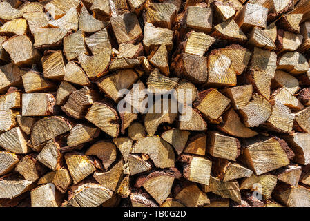 Pile de bois réserver pour l'hiver. Sciage de bois de chauffage coupé. La texture de fond. Banque D'Images