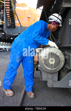 Johannesburg, Afrique du Sud - 12 Avril 2012 : appareil de contrôle technicien à la combustion du charbon Power Station Banque D'Images