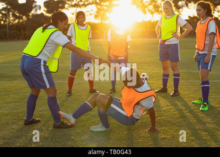 Joueurs de football de faire exercice d'échauffement au terrain de sport Banque D'Images