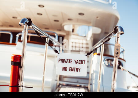 Pont de navire de luxe privée avec entrée interdite signer un yacht privé pas d'entrée dans la Marina de Cannes, Côte d'Azur, France Banque D'Images