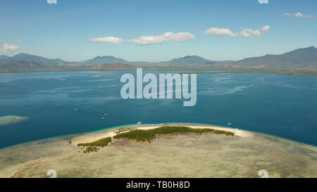 Avec l'île de sable dans la baie d'honda vue d'en haut. L'île tropicale et de récifs coralliens de touristes. starfish island. L'été et les vacances, Philippines, Palawan Banque D'Images