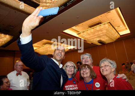 Le candidat démocrate, le sénateur Cory Booker, prend un événement selfies lors d'une campagne à Henderson, Nevada. Le sénateur a parlé à Booker les participants sur son plan de prévention de la violence armée et les droits en matière de procréation proposition. Banque D'Images