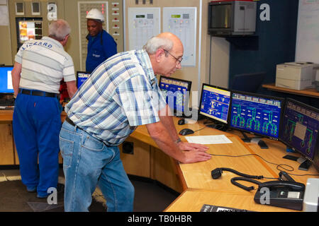 Johannesburg, Afrique du Sud - 12 Avril 2012 : la combustion du charbon Power Station Control Room Banque D'Images