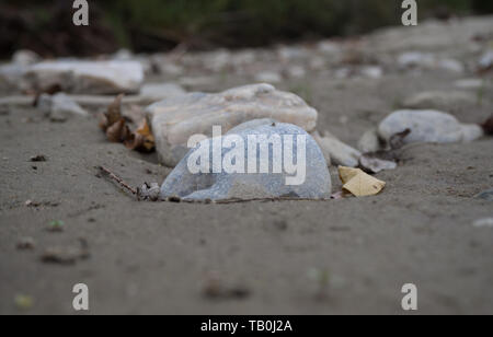 Des pierres sur le sol de sable Banque D'Images