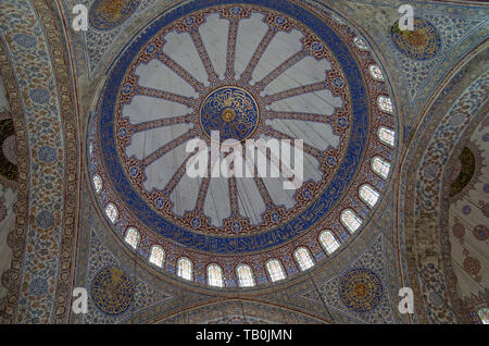 ISTANBUL, TURQUIE - 6 juin 2016 : plafond décoré et dôme de la célèbre Mosquée bleue, Sultan Ahmet Camii, à Istanbul, Turquie. Banque D'Images