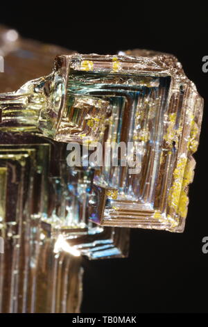 Cristal Bismuth sur fond noir. Banque D'Images