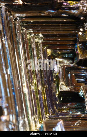 Cristal Bismuth sur fond noir. Banque D'Images