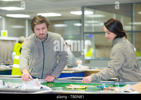 Les travailleurs de bureau de l'entrepôt Banque D'Images