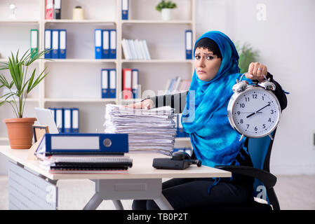 Employée à l'hijab travaillant au bureau Banque D'Images