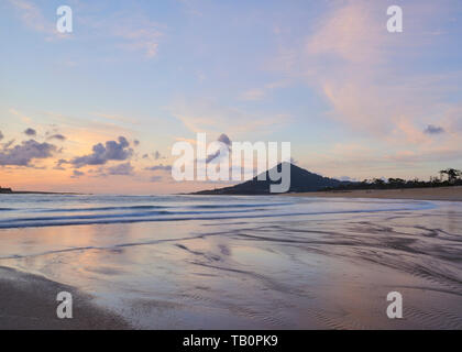 Plage de moledo à la fin de la journée, en vue de trega montagne sur côté espagnol de la frontière. Marée basse l'affichage de la plage de sable sur un ciel nuageux da Banque D'Images