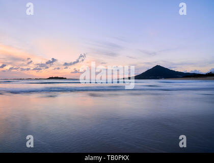 Plage de moledo à la fin de la journée, en vue de trega montagne sur côté espagnol de la frontière. Marée basse l'affichage de la plage de sable sur un ciel nuageux da Banque D'Images