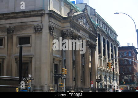 Façade de la banque d'épargne de Bowery. Le Bowery Savings Bank de New York fut créé en mai 1834 et fait maintenant partie de Capital One Bank Banque D'Images